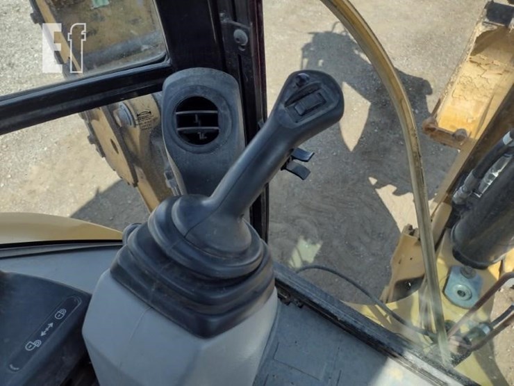 2015-caterpillar-420f-image-13