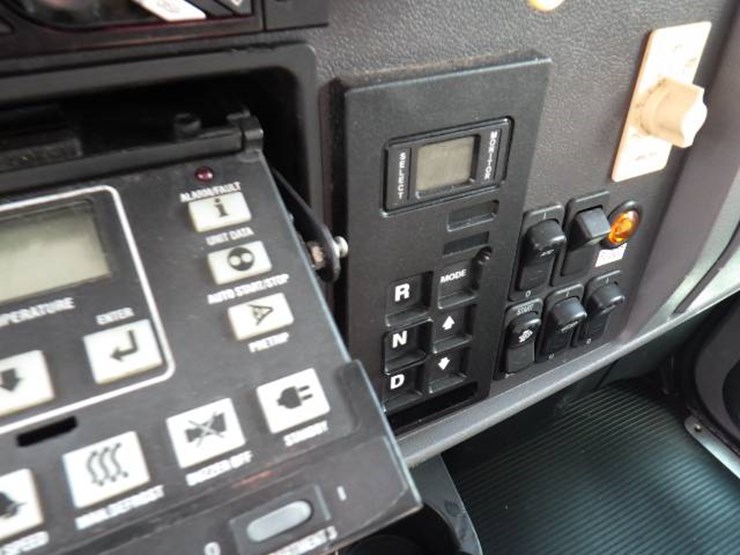 2014-peterbilt-337-image-15