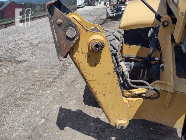 2017-caterpillar-tl1055d-image-18