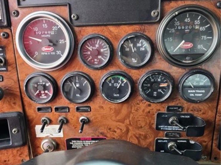 2006-peterbilt-335-image-26