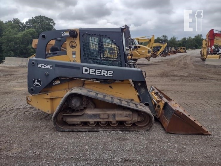 2015-deere-329e-image-3