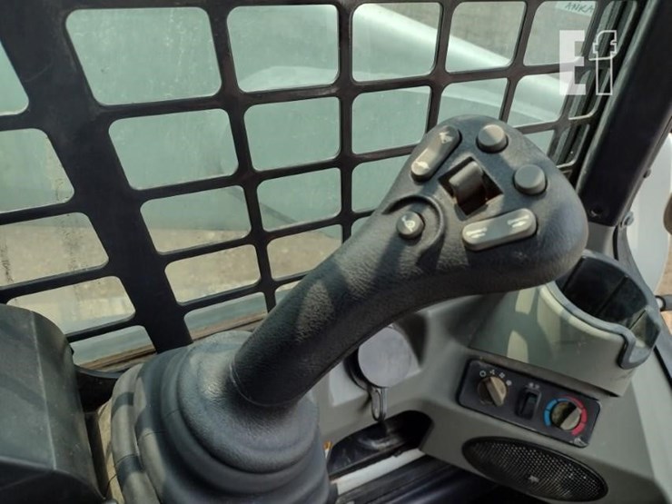 2012-bobcat-t750-image-10