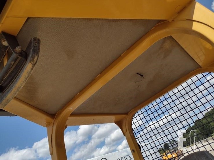 2004-deere-650h-image-13