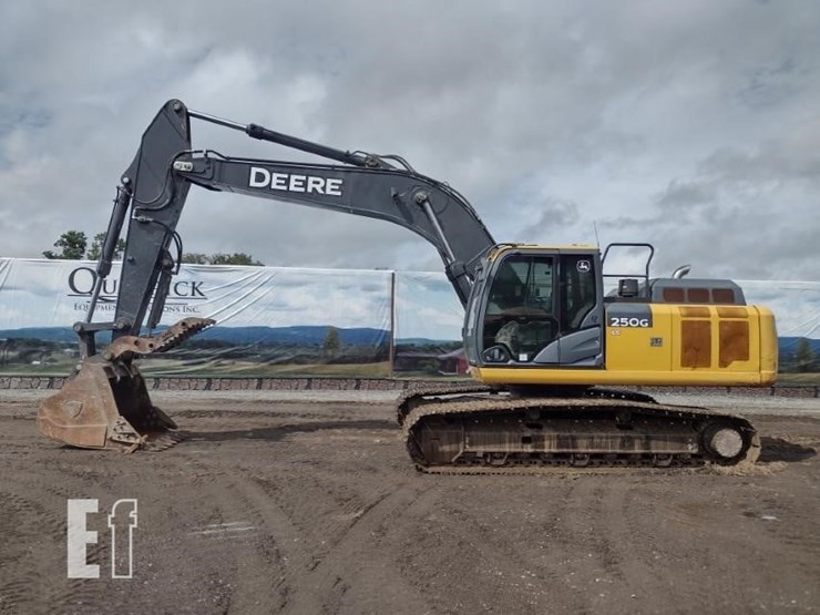 2021-deere-250g-lc-image-2