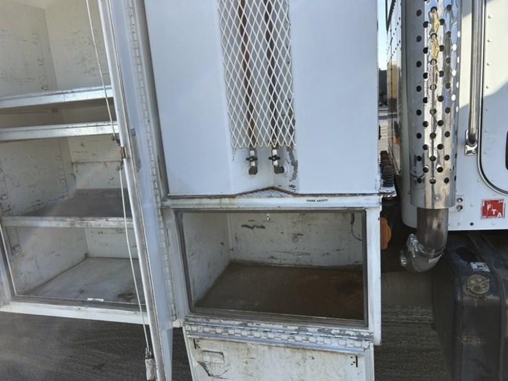 2005-peterbilt-335-image-36