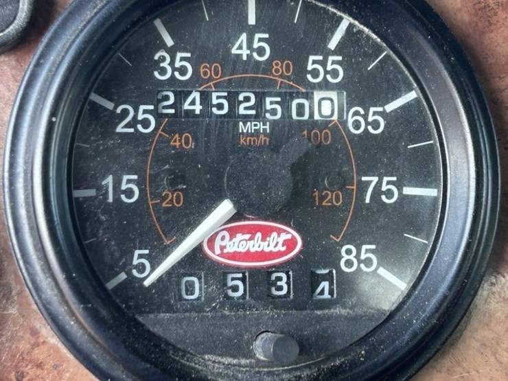 2005-peterbilt-335-image-19