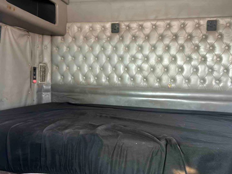 2006-kenworth-w900l-image-11