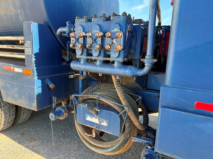 2010-peterbilt-367-image-12