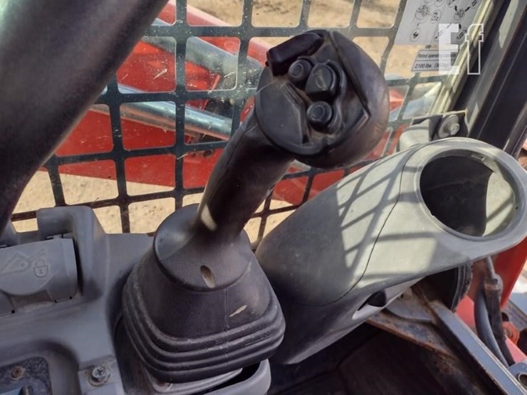 kubota-svl65-2-image-8
