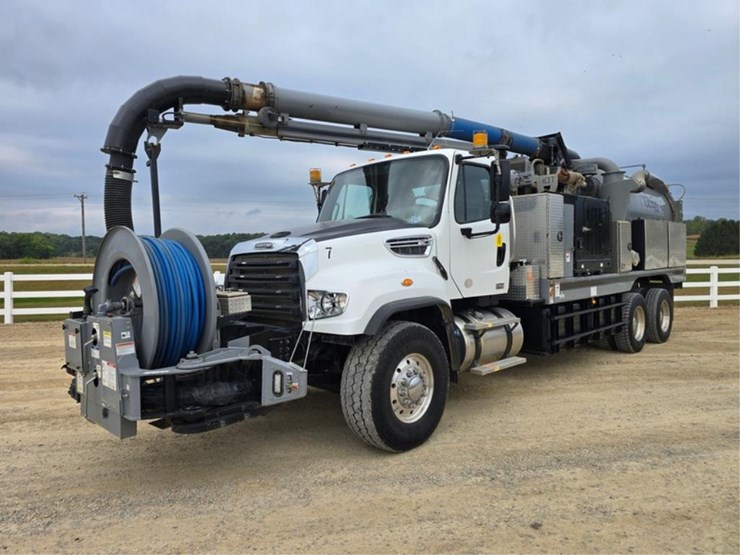 freightliner-114sd-image-1