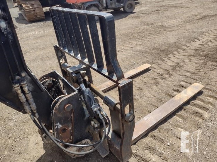2017-caterpillar-tl1055d-image-17