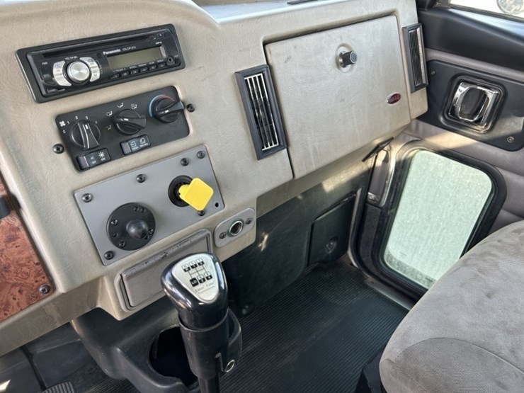 2005-peterbilt-335-image-17