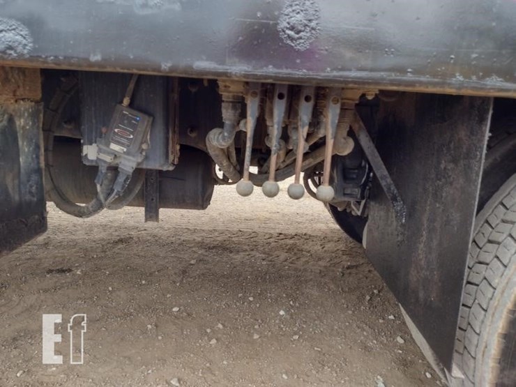 2016-peterbilt-348-image-26