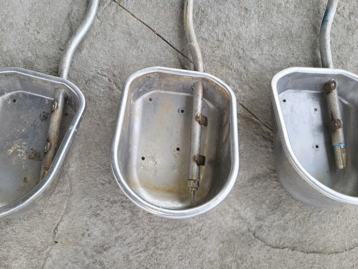 {4}-stainless-steel-hog-water-cups-w/nipples-image-4