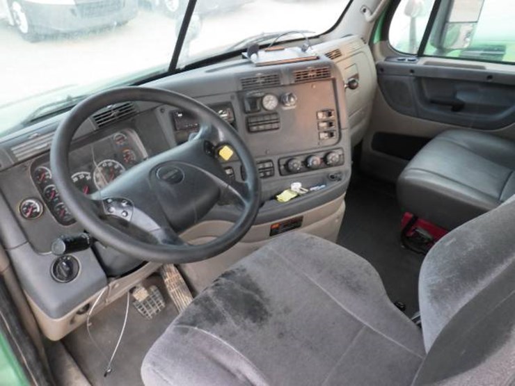 2019-freightliner-cascadia-113-image-8