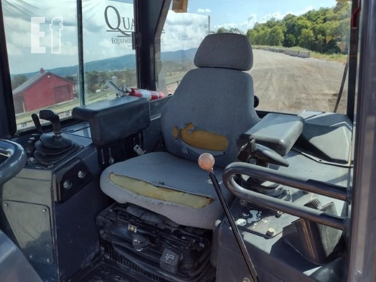 2012-deere-700j-lt-image-13