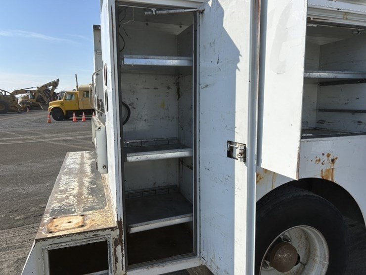 2005-peterbilt-335-image-32