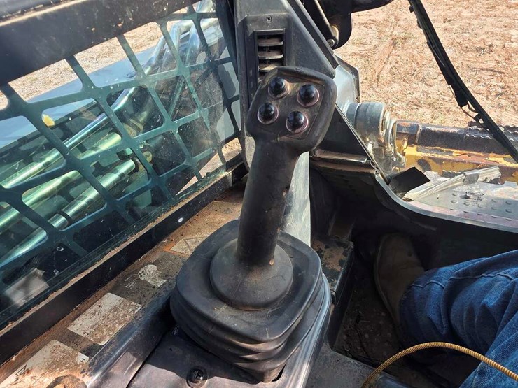 2011-deere-323d-image-8
