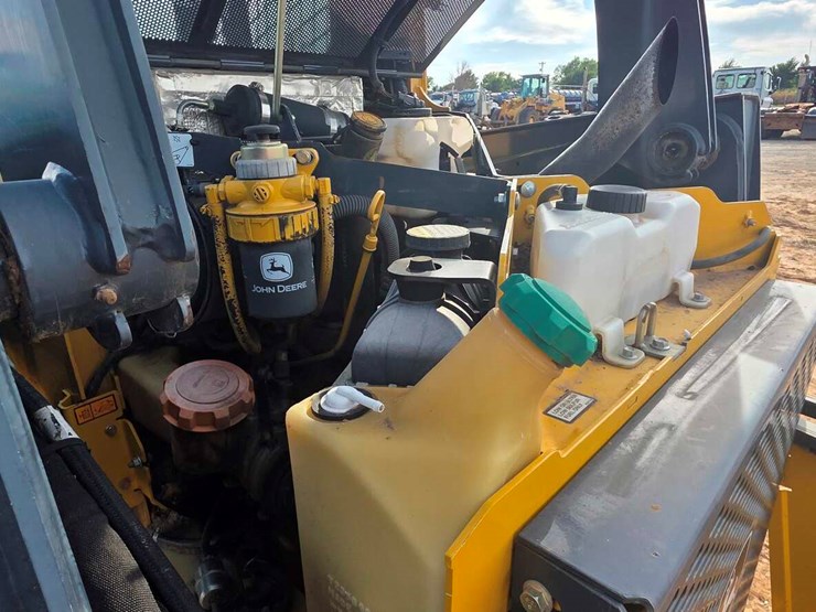 2011-deere-323d-image-3