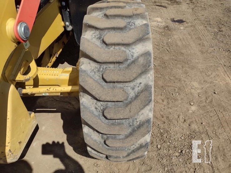 2015-caterpillar-420f-image-25