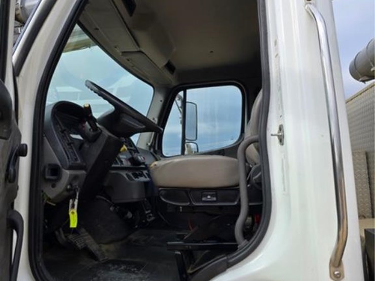 freightliner-114sd-image-48
