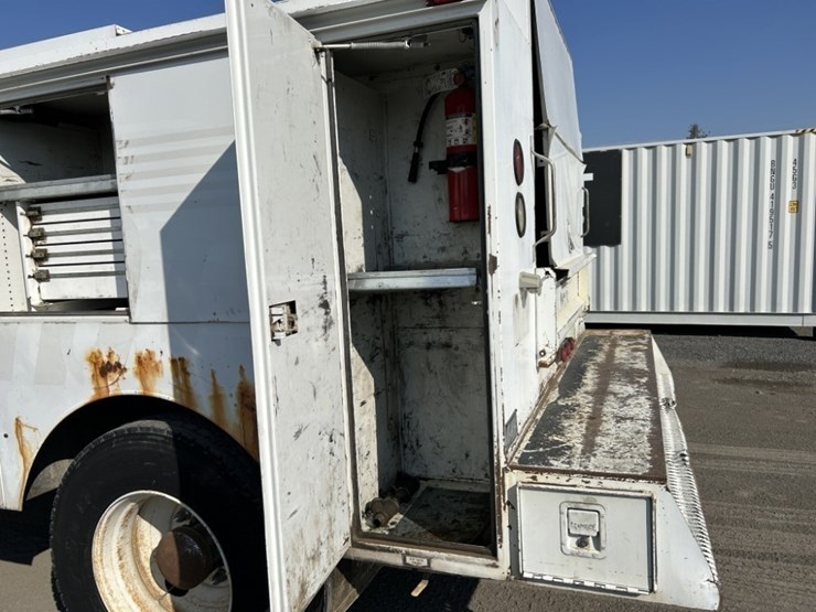 2005-peterbilt-335-image-26