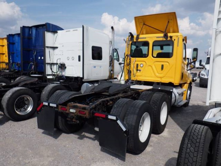 2019-freightliner-cascadia-126-image-8