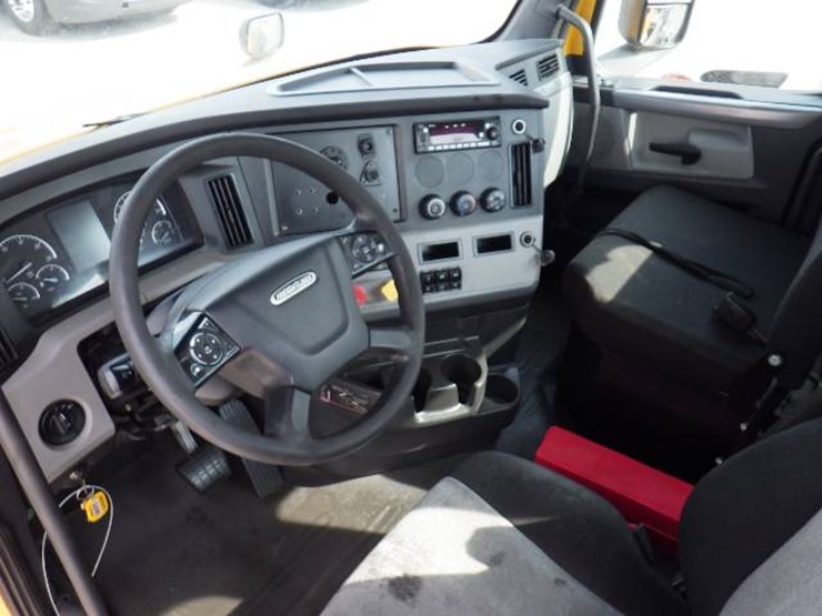 2019-freightliner-cascadia-126-image-12