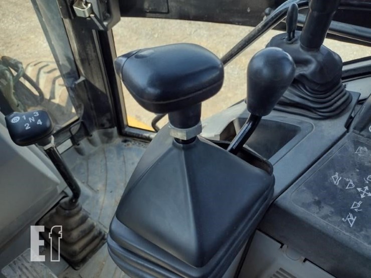 2015-caterpillar-420f-image-9