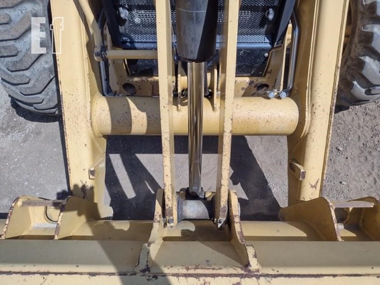 2015-caterpillar-420f-image-22