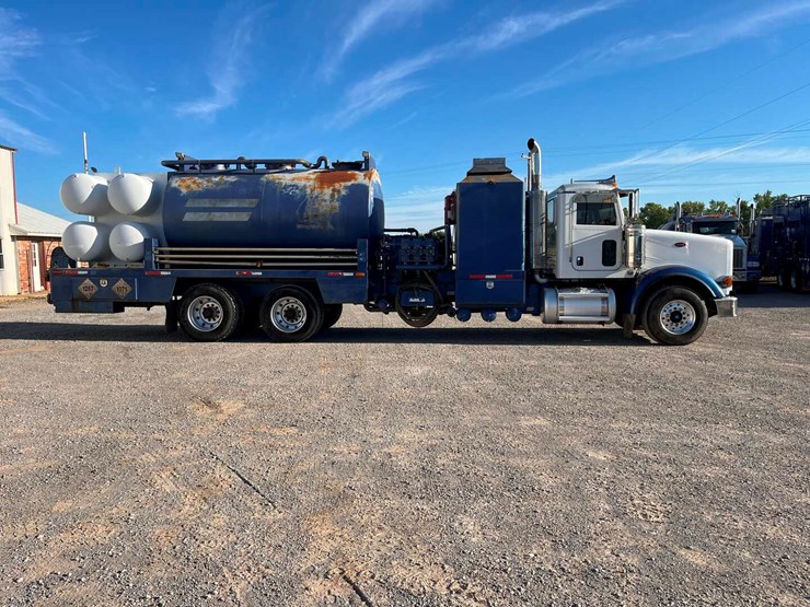 2010-peterbilt-367-image-4