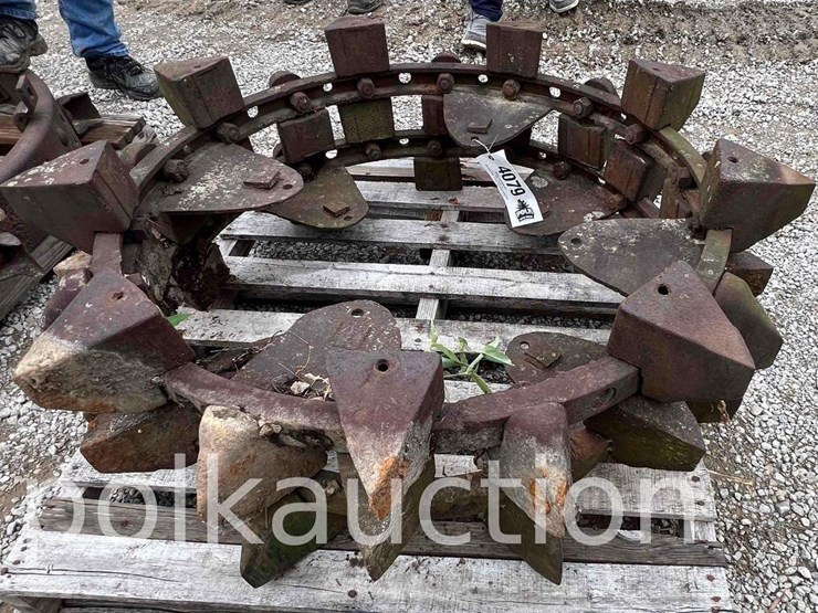 steel-wheels-w/-lugs---38"-image-1