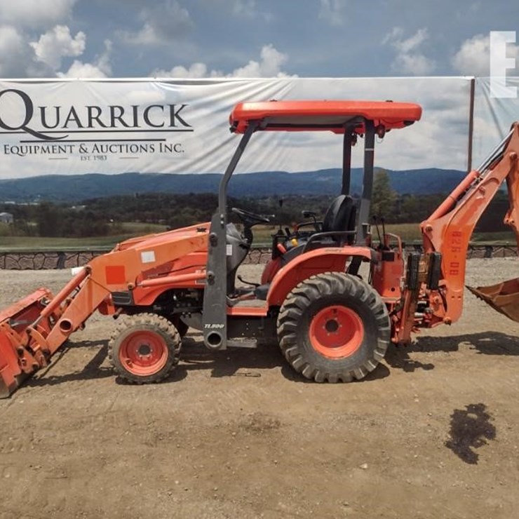 16 KUBOTA B26TLB TRACTOR 8242