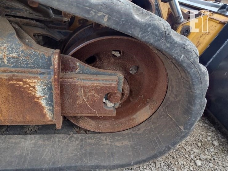 2020-deere-331g-image-32
