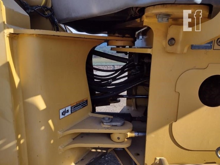 2003-deere-444h-image-23