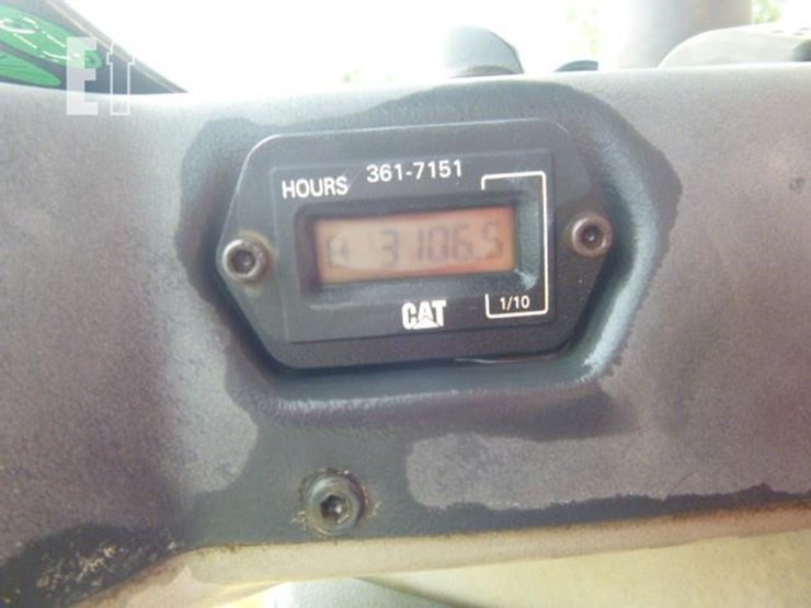 2014-caterpillar-cb64-image-6