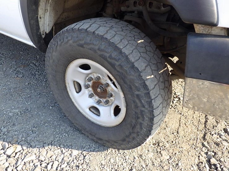 2005-chevrolet-2500hd-image-13