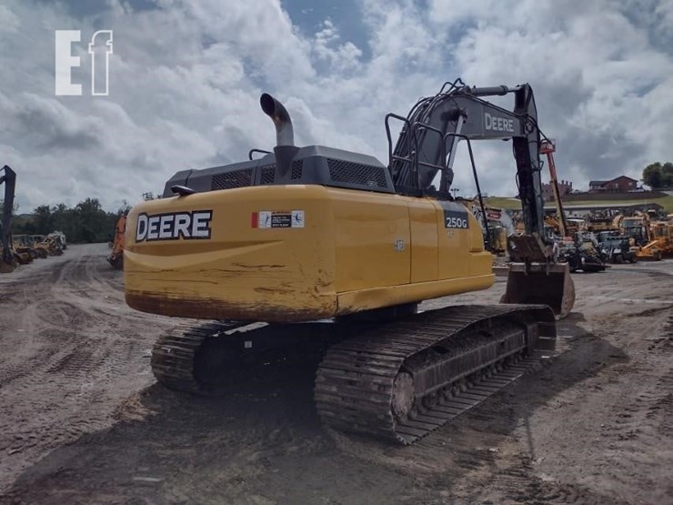 2021-deere-250g-lc-image-55
