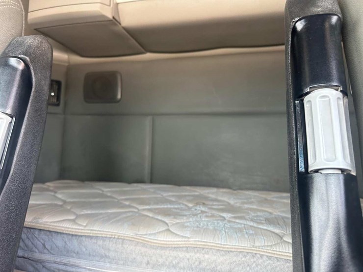 2018-kenworth-t880-image-10