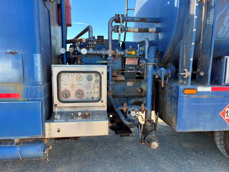 2013-peterbilt-367-image-11