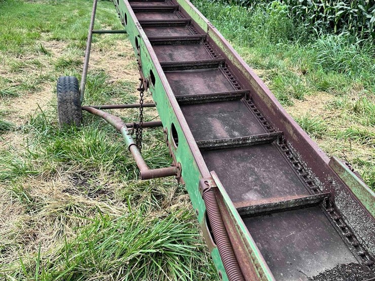 john-deere-300-image-3
