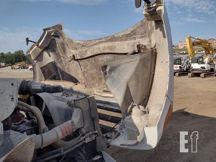 2013-ford-f650-xlt-image-18