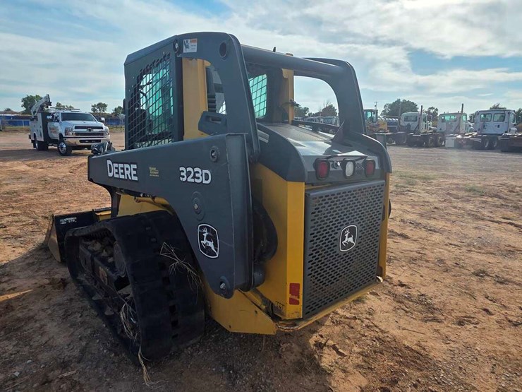 2011-deere-323d-image-14