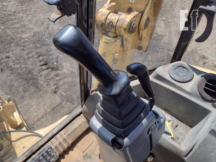 2004-caterpillar-420d-image-14