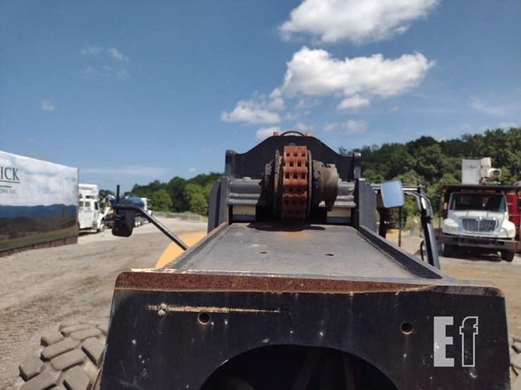 2017-caterpillar-tl1055d-image-15