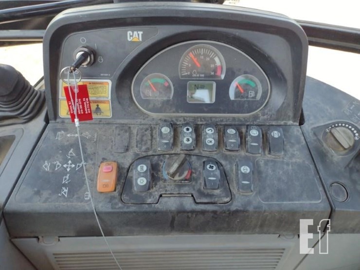 2015-caterpillar-420f-image-11