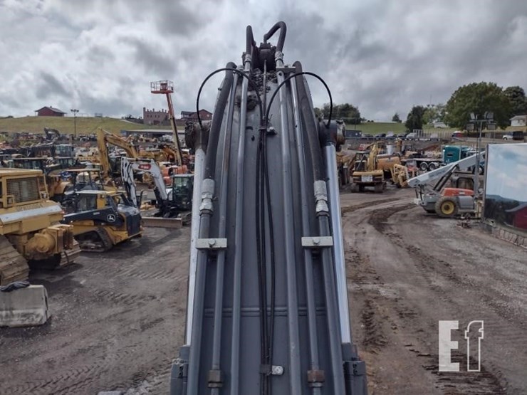 2021-deere-250g-lc-image-49