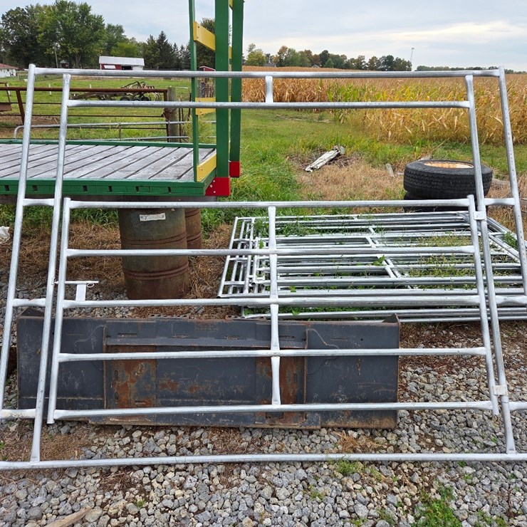 (10) 10' corral gates & (2) 10' framed bow gates