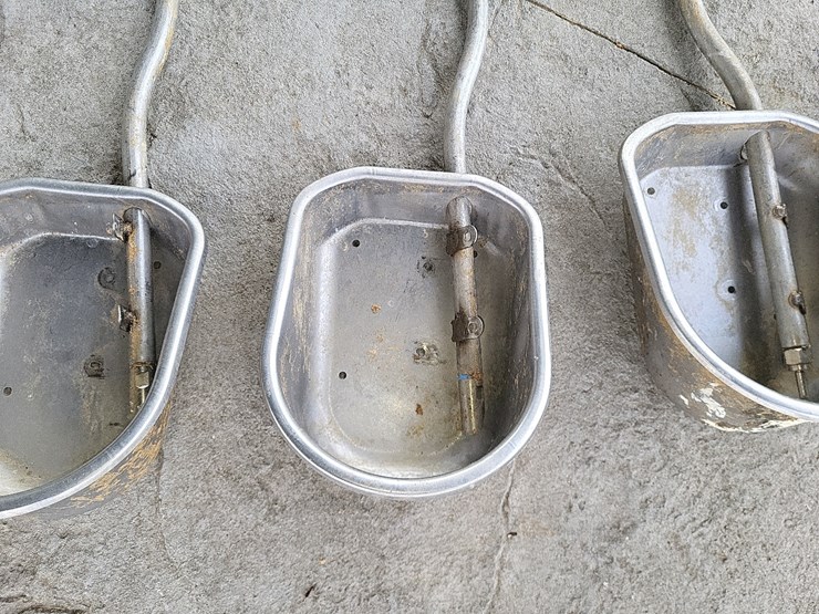 {4}-stainless-steel-hog-water-cups-w/nipples-image-3