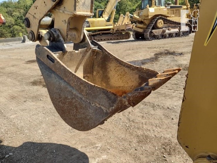 2015-caterpillar-420f-image-36